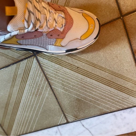 Balenciaga White Sneakers - Picture 9 of 9